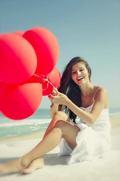 Meisje met rode ballons — Stockfoto