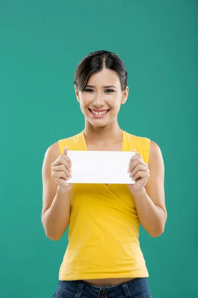 Segurando um cartão de papel branco — Fotografia de Stock