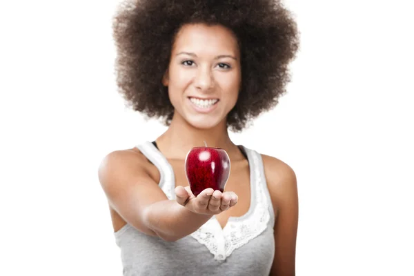 Frau zeigt Apfel — Stockfoto