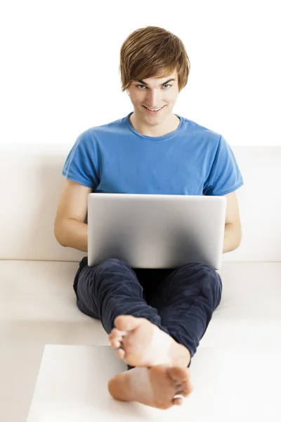 Glücklicher Mann mit Laptop — Stockfoto