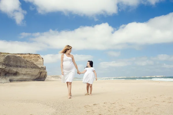 Caminhando na praia — Fotografia de Stock