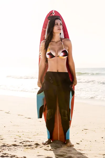 Surfer girl with her surfboard — Stock Photo, Image