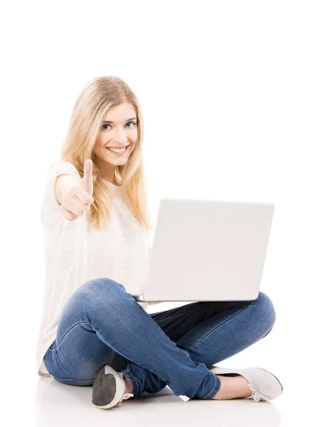 Dizüstü bilgisayarda çalışan bir kadın — Stok fotoğraf