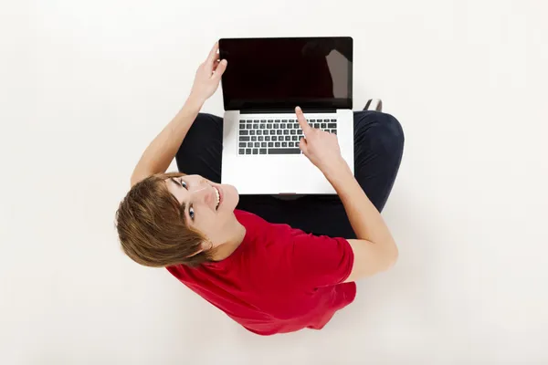 Hombre trabajando con un ordenador portátil — Foto de Stock