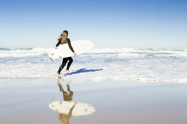 Mädchen mit Surfbrett — Stockfoto