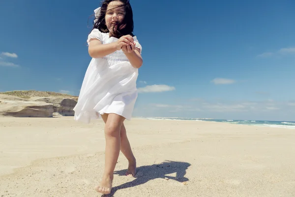 Дівчина на пляжі тримає каміння — стокове фото