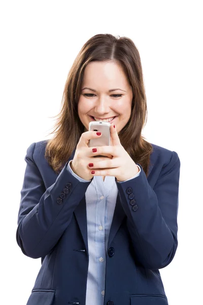 Zakenvrouw met een mobiele telefoon tekstberichten — Stockfoto