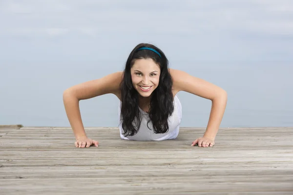 Mulher fazendo exercícios — Fotografia de Stock