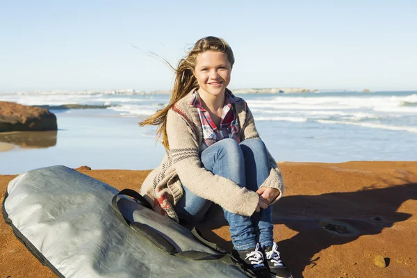 Tonåriga surfaren flicka på stranden — Stockfoto