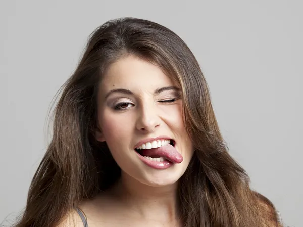 Meisje met tong uit — Stockfoto