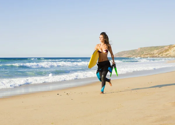 Onun bodyboard kızla — Stok fotoğraf