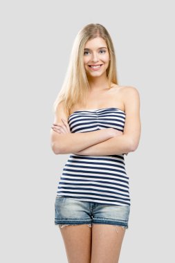 sarışın kadın gülümsüyor