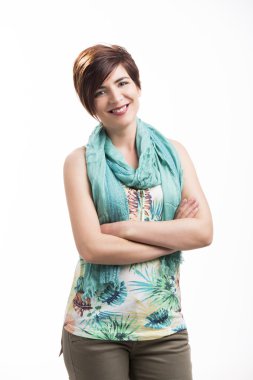 Beyaz bir arka plan üzerinde duran güzel kadın