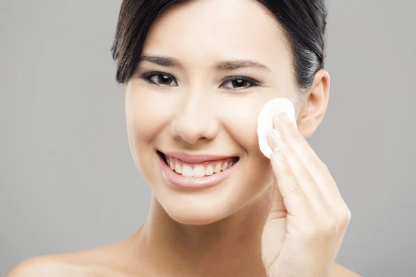 Cleaning the face — Stock Photo, Image