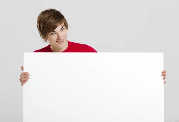 Homem segurando um papelão — Fotografia de Stock