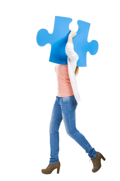 Frau hält Puzzleteil in der Hand — Stockfoto