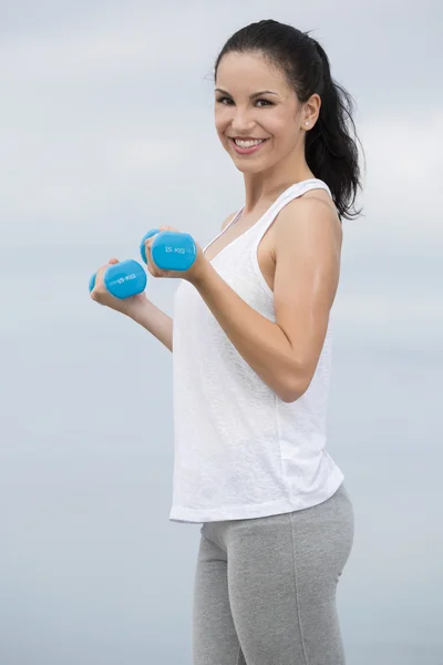 Woman doing exercises with weights — Stock Photo, Image