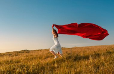 Kırmızı mendil tutarak çalışan genç güzel kadın