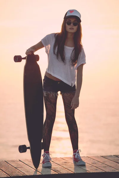Mulher Bonita Moda Jovem Posando Com Skate — Fotografia de Stock