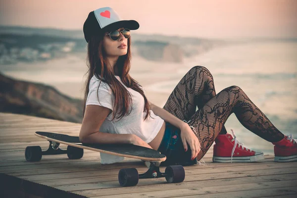 Bella Fashion Giovane Donna Posa Con Uno Skateboard — Foto Stock