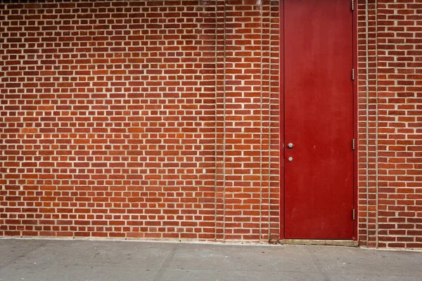 Великий Фон Гаража Помаранчевою Цеглою Червоними Дверима — стокове фото