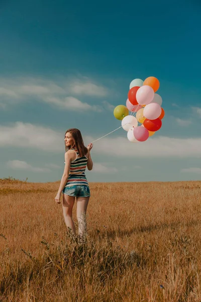 Mulher Bonita Andando Prado Segurando Balões — Fotografia de Stock