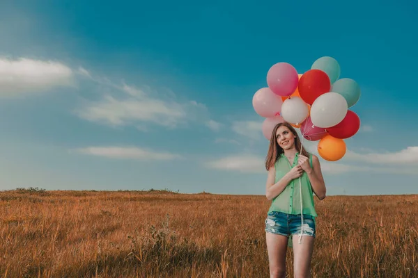 Piękna Młoda Kobieta Spacerująca Łące Trzymająca Balony — Zdjęcie stockowe