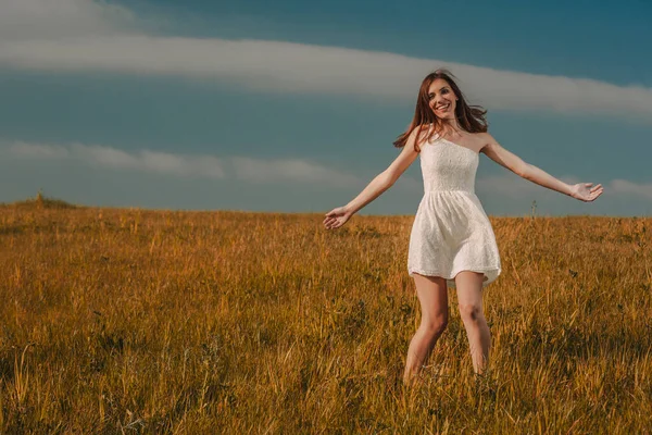 Young Beautiful Woman Walking Meadow Wearing White Dress — Stock Photo, Image