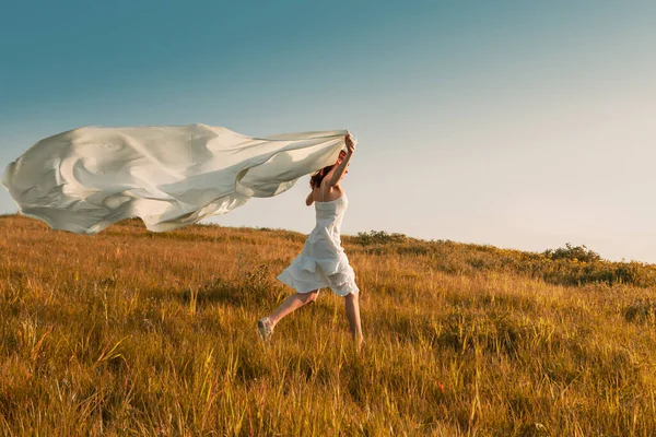 Mladá Krásná Žena Běží Zatímco Drží Bílé Tkáně — Stock fotografie