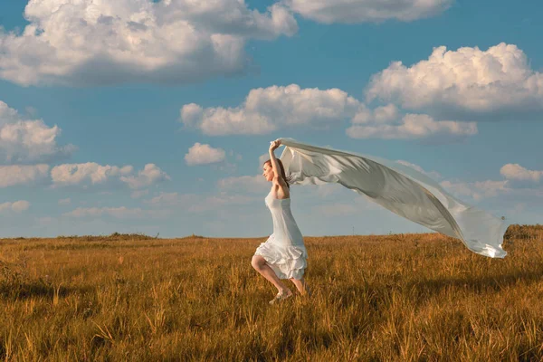 Jovem Bela Mulher Correndo Enquanto Segurando Tecido Branco — Fotografia de Stock