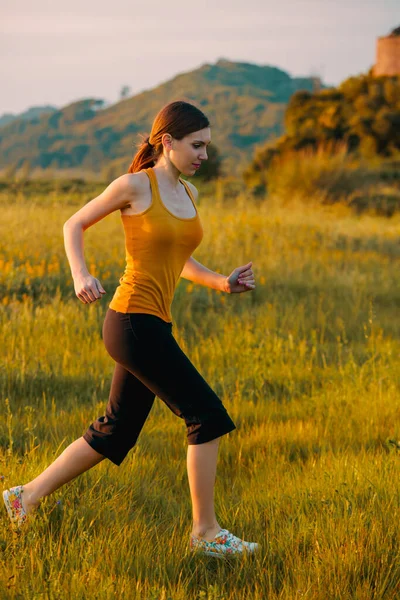 Güzel Atletik Bir Kadın Sabah Egzersizi Yapıyor — Stok fotoğraf