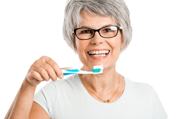 Porträt Einer Glücklichen Alten Frau Beim Zähneputzen — Stockfoto