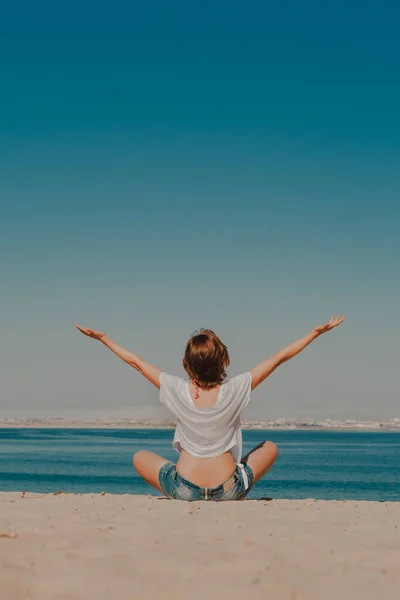 Mulher Bonita Desfrutando Dia Praia — Fotografia de Stock