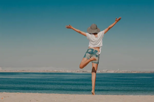 Hermosa Mujer Disfrutando Día Playa — Foto de Stock