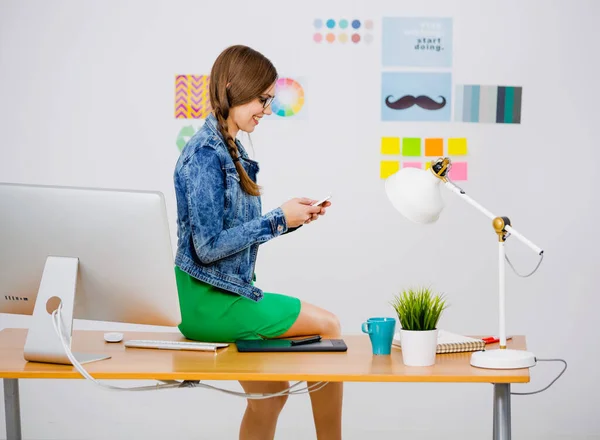 Frau Arbeitet Schreibtisch Einem Kreativen Büro Und Schreibt Eine Nachricht — Stockfoto
