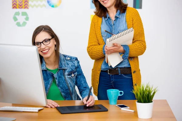 Frauen Schreibtisch Einem Kreativen Büro Teamarbeit — Stockfoto