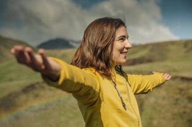 Güzel bir manzara düşünürken kadın
