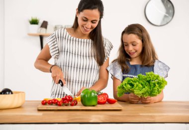 Anne ve kızı mutfakta eğleniyor atış