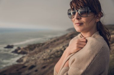 Düşüncelerinde kaybolmuş bir kadın