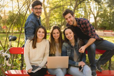 İn arkadaş grubu ile birlikte eğleniyor park