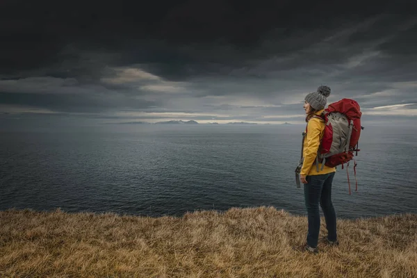 Viaggiatore Zaino Spalla Femminile Islanda Guardando Oceano — Foto Stock