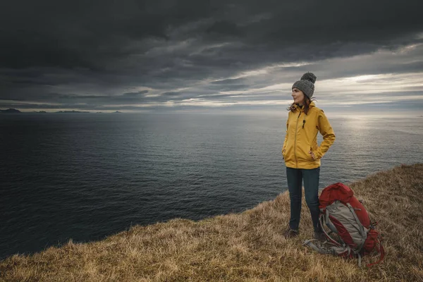 アイスランドの女性バックパッカー旅行者が海を見る — ストック写真