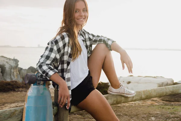 Mujer Joven Hermosa Moda Posando Con Monopatín — Foto de Stock