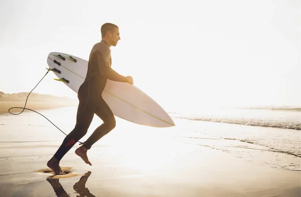Сёрфер Своей Доской Серфинга Бегущей Волнам — стоковое фото