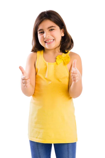 Estúdio Retrato Uma Menina Bonita Com Polegares Para Cima Isolado — Fotografia de Stock