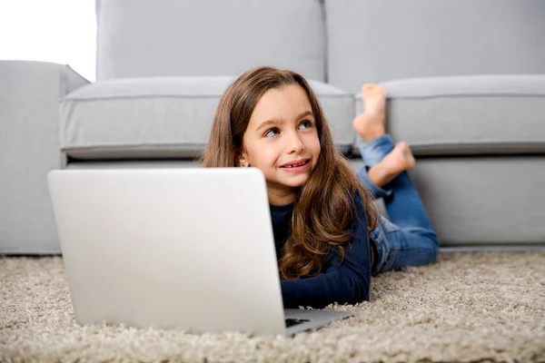 Щаслива Маленька Дівчинка Вдома Працює Ноутбуком — стокове фото