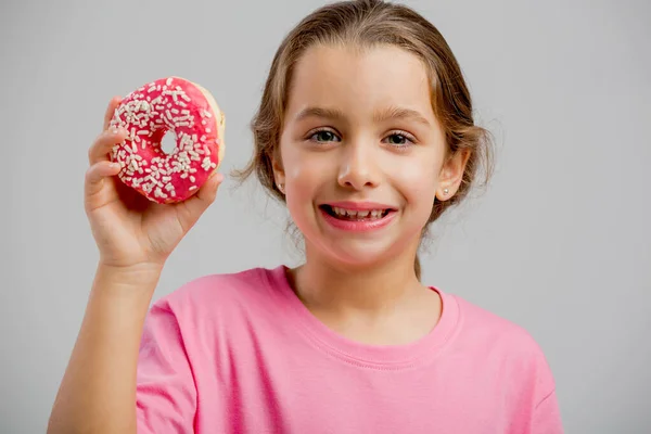 Retrato Estúdio Uma Linda Menina Segurando Donut — Fotografia de Stock