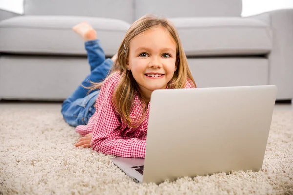 Menina Feliz Casa Trabalhando Com Laptop — Fotografia de Stock