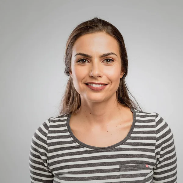 Retrato Uma Mulher Bonita Sorrindo — Fotografia de Stock