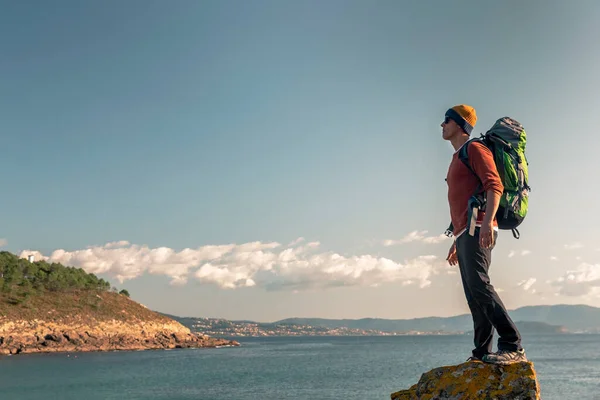 Scatto Uomo Che Esplora Costa Con Zaino — Foto Stock